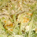 Гарнирный салат из зелёной редьки с курицей