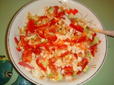 Салат со свежими помидорами, огурцами, перцем, морковью и капустой
