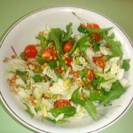 Салат с рукколой, помидорами и авокадо