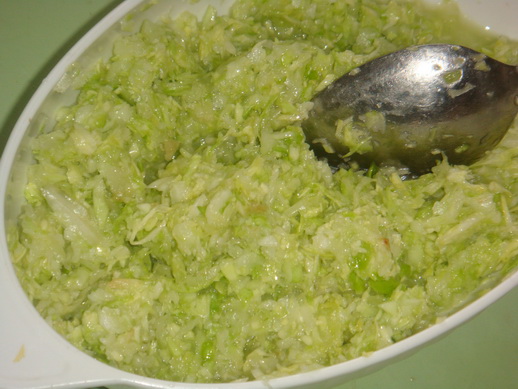 Салат со свежей капустой и стеблем сельдерея