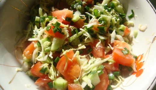 Салат из помидоров, огурцов, лука и капусты