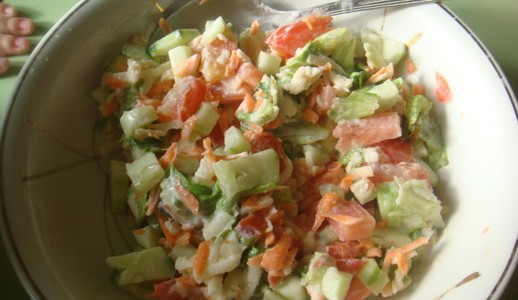 Салат из помидоров, огурцов, моркови и яблок
