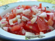 Салат из помидоров,редиса,дайкона