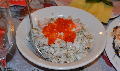 салат с кальмарами