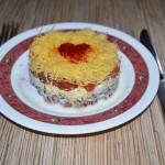Салат из соленой красной рыбы с помидорами и сыром